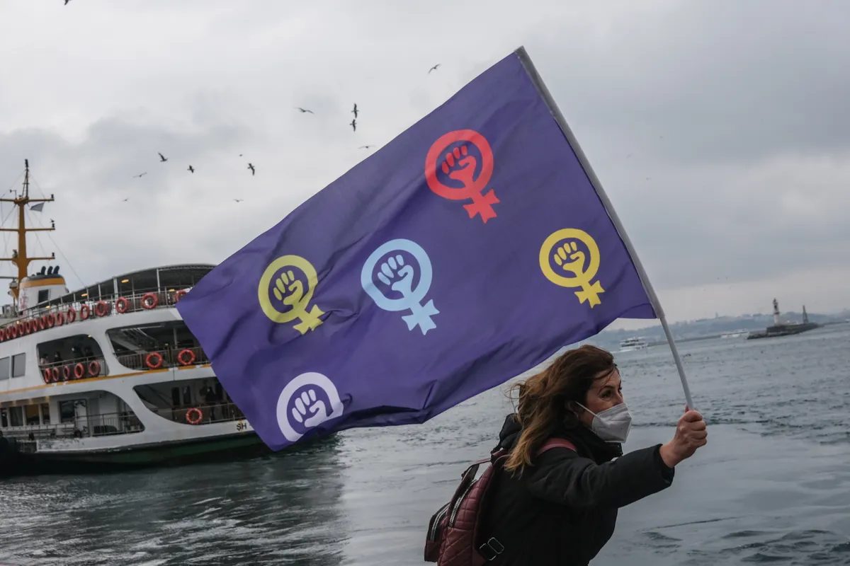 2021. gada 6. marts, Stambula, Turcija. Protestētāja ar feminisma zīmēm rotātu karogu pievērš uzmanību demonstrācijā, kas veltīta vardarbības izskaušanai Turcijā.