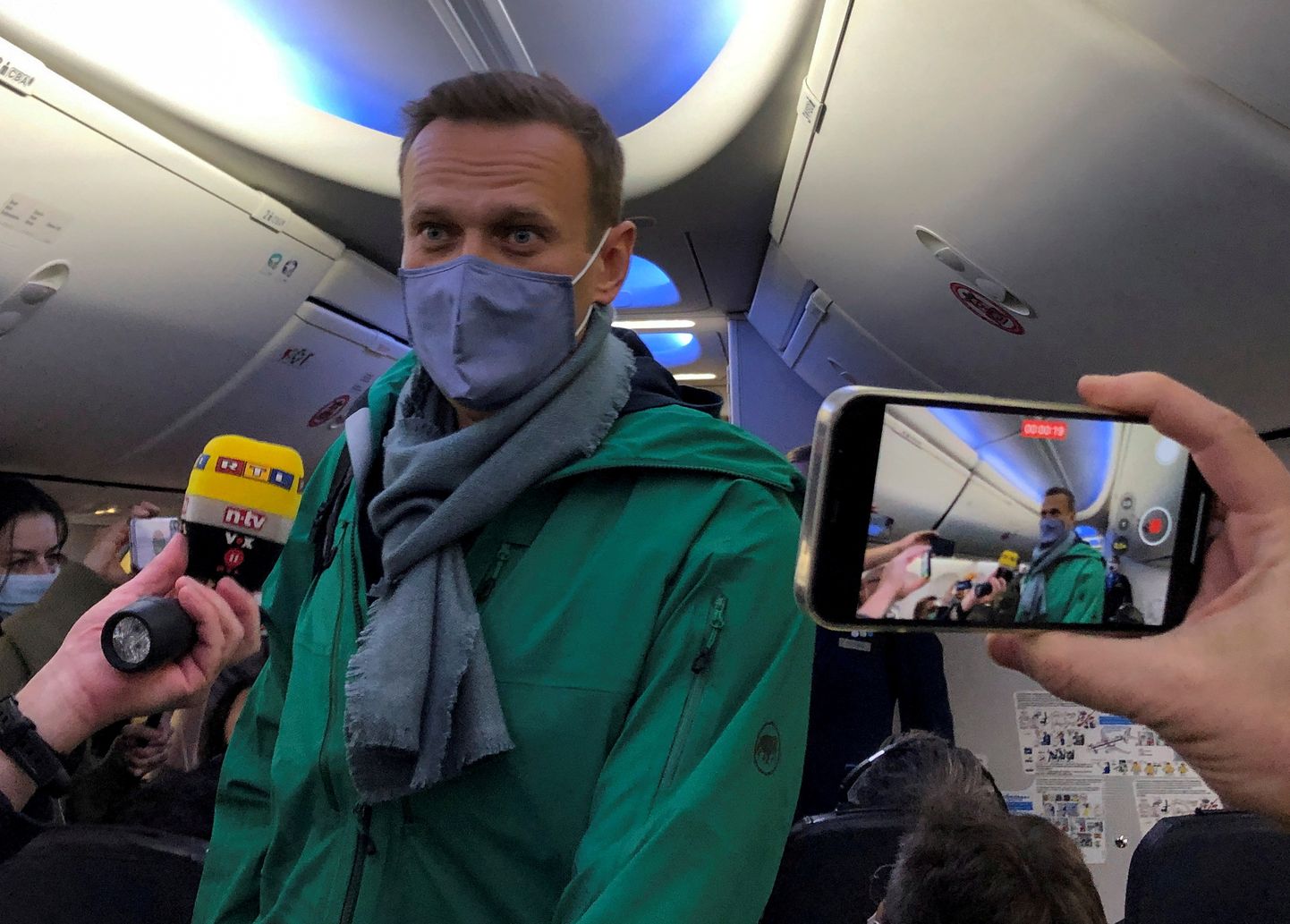 Aleksei Navalnõi istumas Berliinis lennukile, mis viis ta tagasi Venemaale.