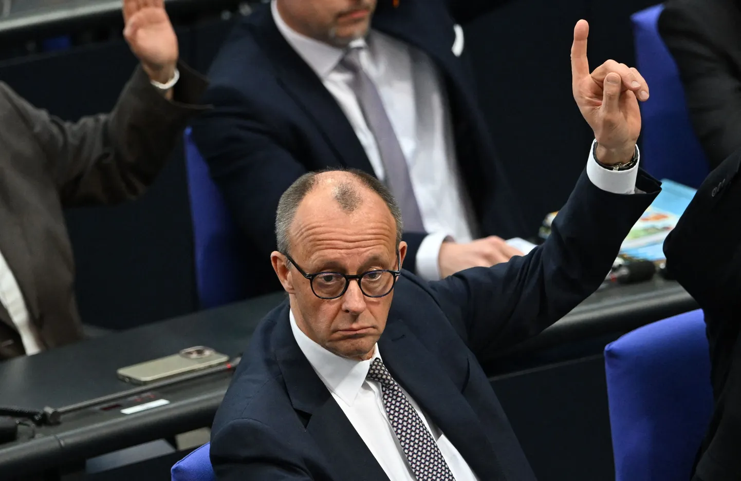Friedrich Merz Bundestagis hääletamas.