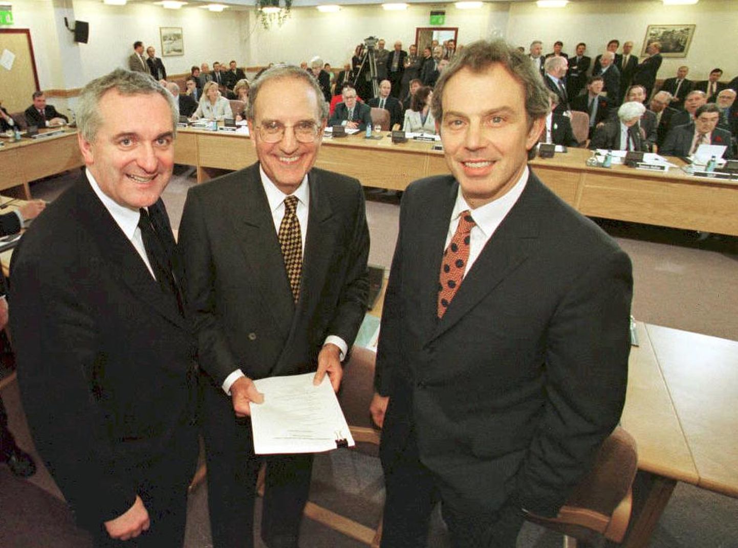 Vasakult paremale: Iiri Vabariigi peaminister Bertie Ahern, USA senaator ja Põhja-Iiri rahukõneluste erisaadik George Mitchell ning Briti peaminister Tony Blair 1998. aasta 10. aprillil pärast suure reede kokkuleppe sõlmimist.