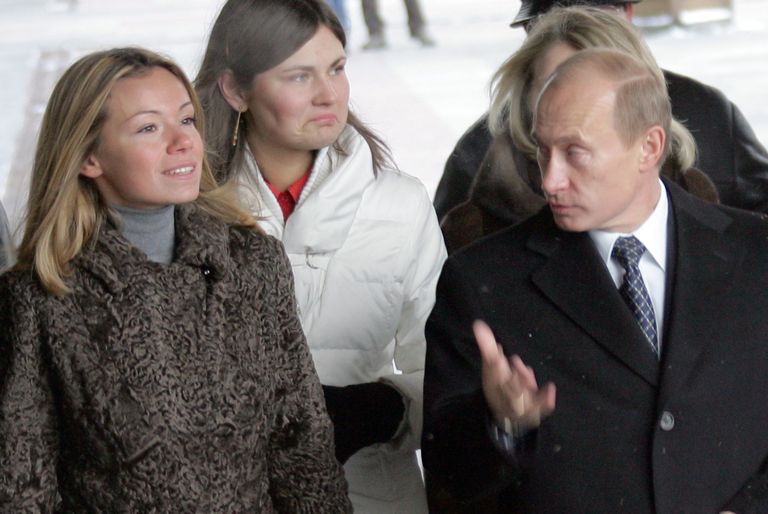 Venemaa president Vladimir Putin (paremal) koos oma tütre Maria Putinaga 2. detsembril 2007 Moskvas minemas duumavalimistele