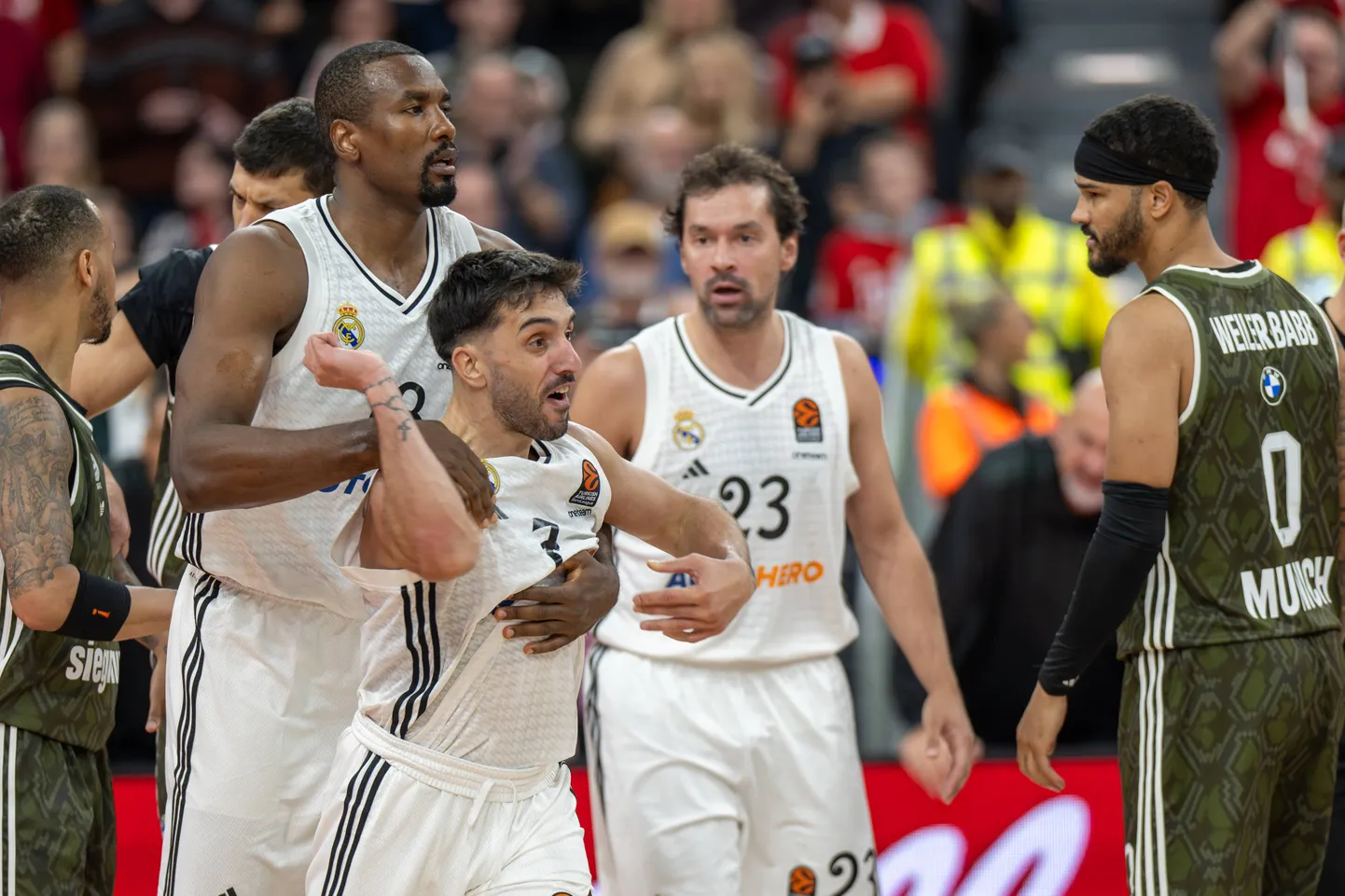 Madridi Reali mängija Serge Ibaka hoiab tiimikaaslast Facundo Campazzot tagasi.