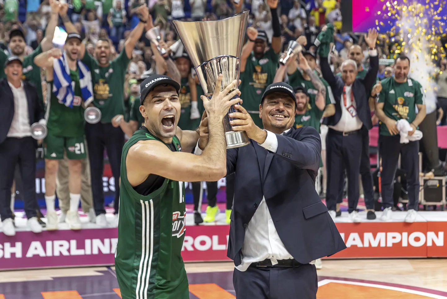 Ateena Panathinaikose kapten Kostas Sloukas (vasakul) ja peatreener Ergin Ataman triumfeerisid kevadel Euroliiga karikaga. Nemad jätkavad, lisaks on meeskond veelgi tugevnenud ja kerkinud selgeks soosikuks.