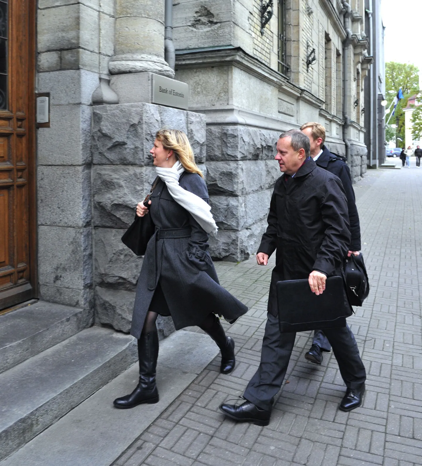 Swedbank Roburi tegevjuht Carina Tovi, Swedbank Roburi riskijuht Mattias Olander ning Swedbank Eesti peadirektor Priit Perens täna teel finantsinspektsiooni aru andma.