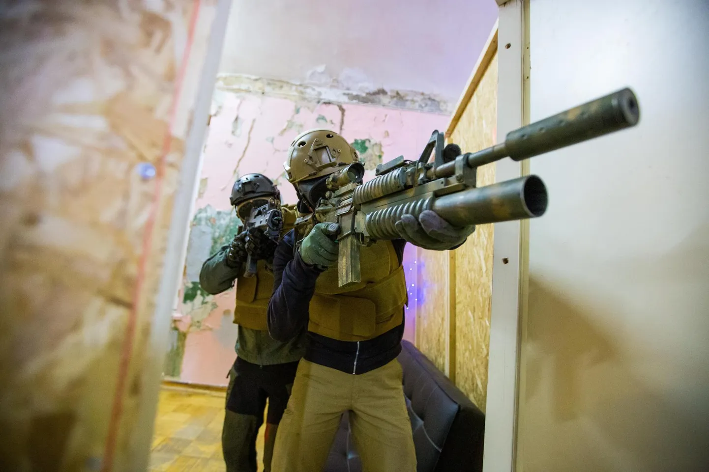 Airsoft’i mängijad meenutavad lähedalt päris sõdalasi. Ka varustus on hämmastavalt sarnane.