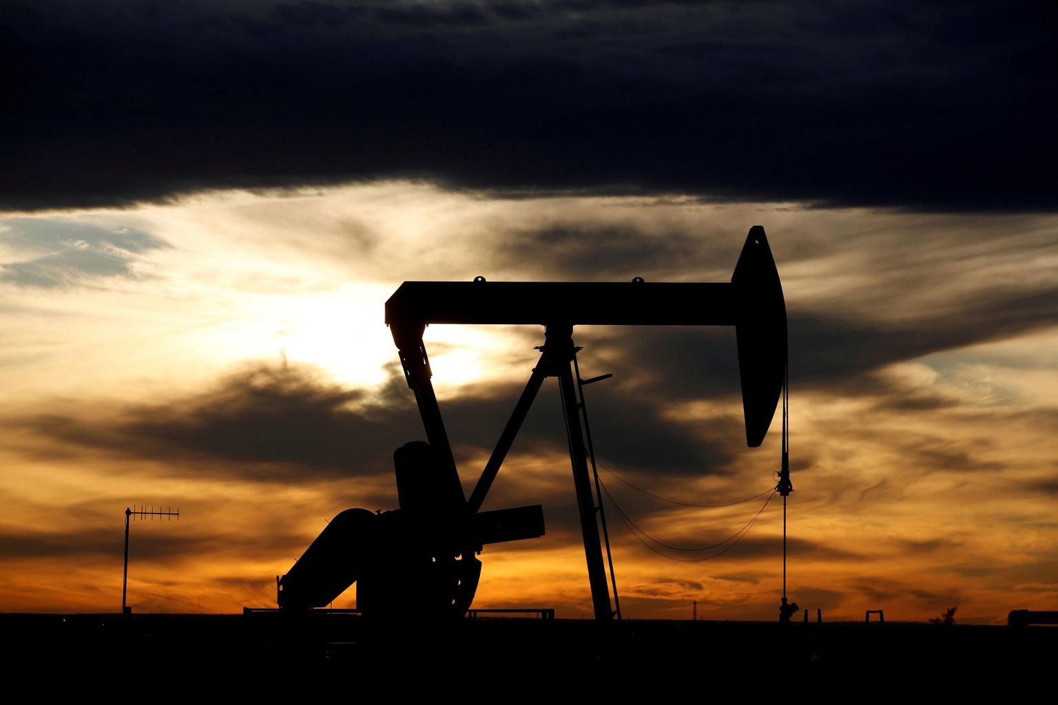 Naftapuuraukude arv USAs on taas kasvama hakanud. Fotol nafta pumpamine Permi naftabasseinis Texase osariigis (USA).