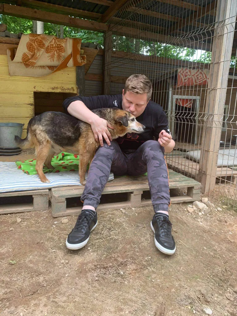 Эдгар и Тукс в приюте