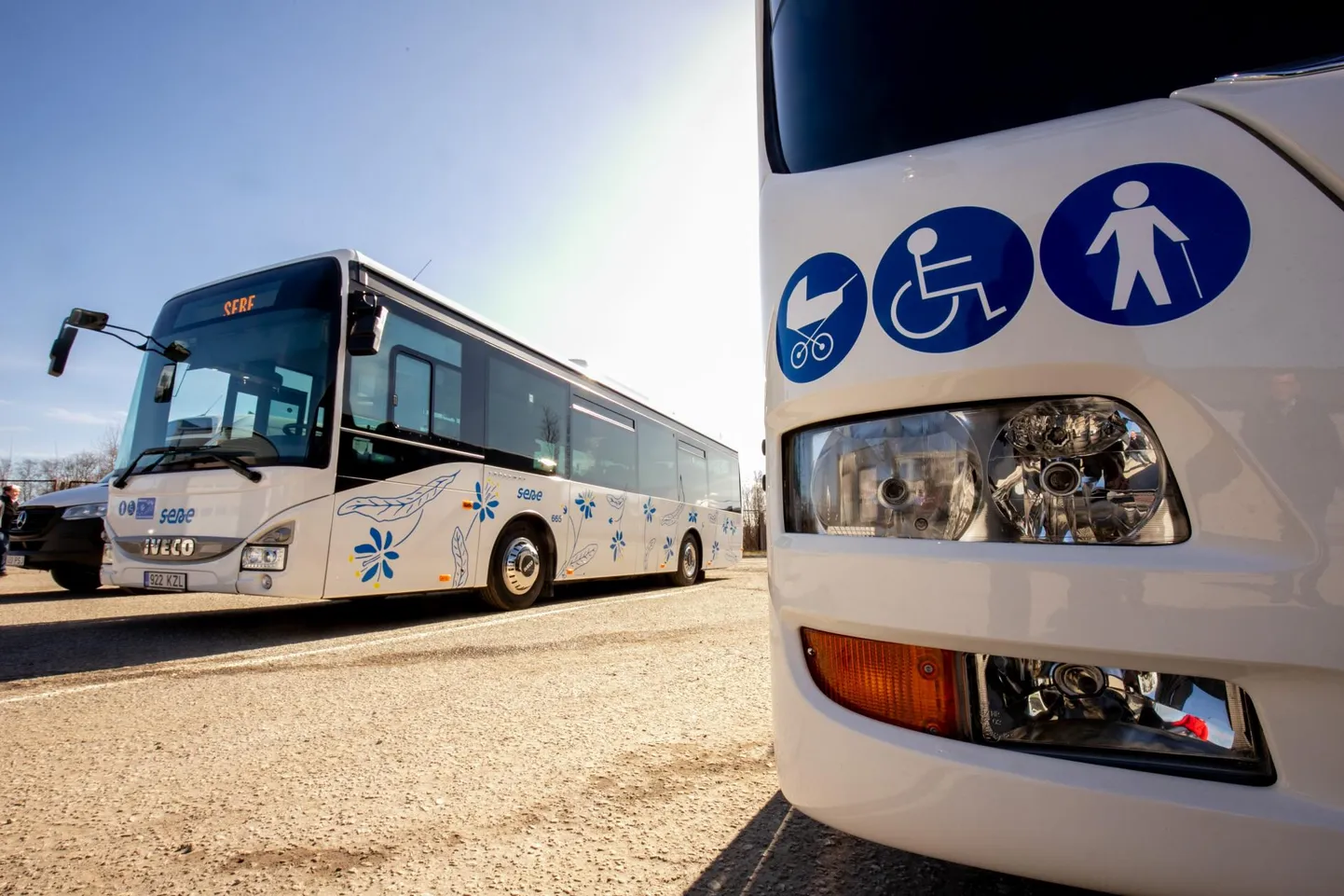 Vanemad tõid selgituseks, et bussid jõuavad koolide juurde liiga hilja.