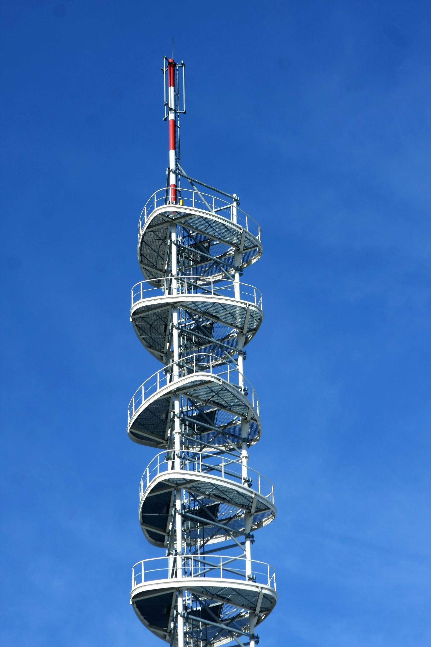 Jaunais "Latvijas Valsts radio un televīzijas centra" sakaru tornis Ērgļu ielā.