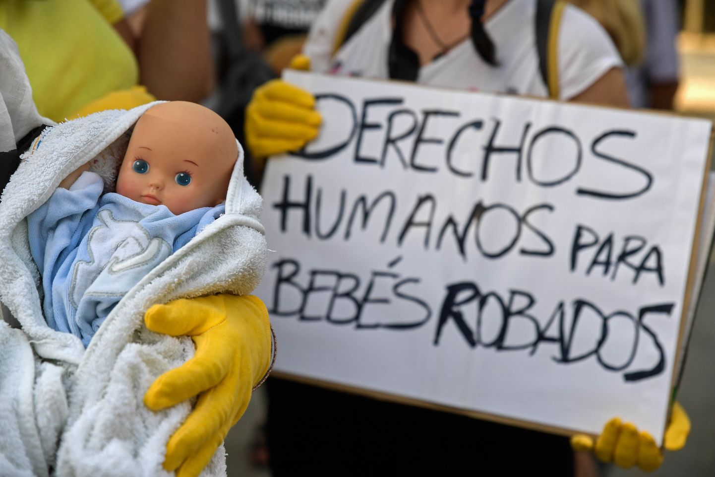Meeleavaldajad nõuavad Madridi kohtu ees röövitud imikute osas õiglust.