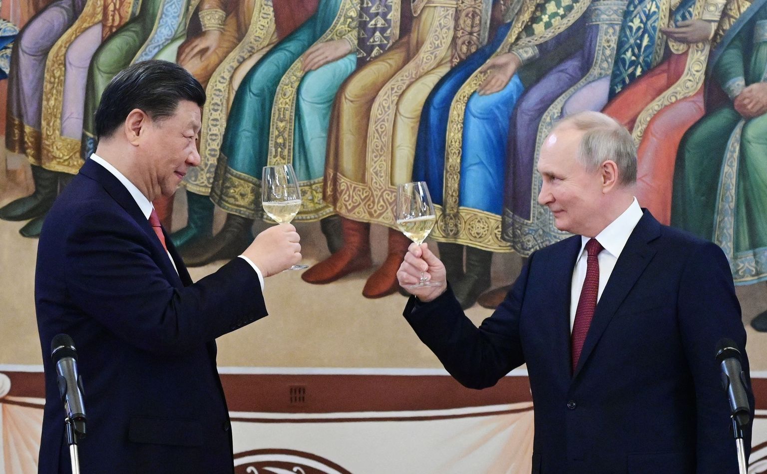 Vene president Vladimir Putin ja Hiina president Xi Jinping Kremlis klaase kokku löömas 21. märtsil.