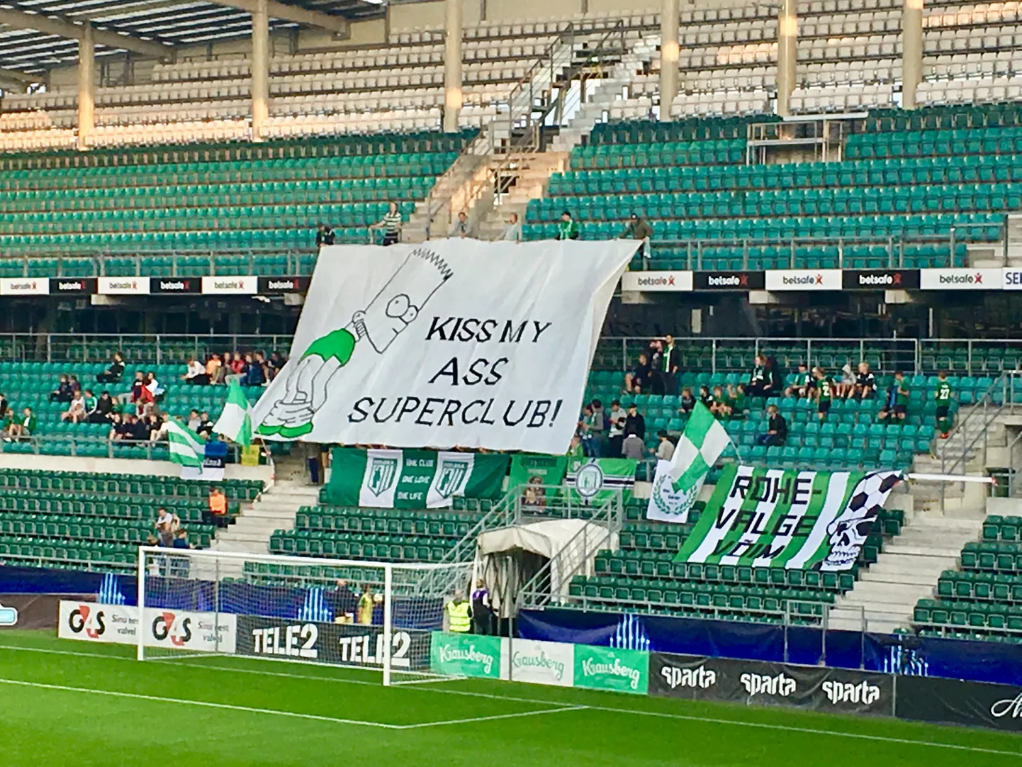 FC Flora fännide lahtirullitud plagu enne mängu FC Levadiaga.