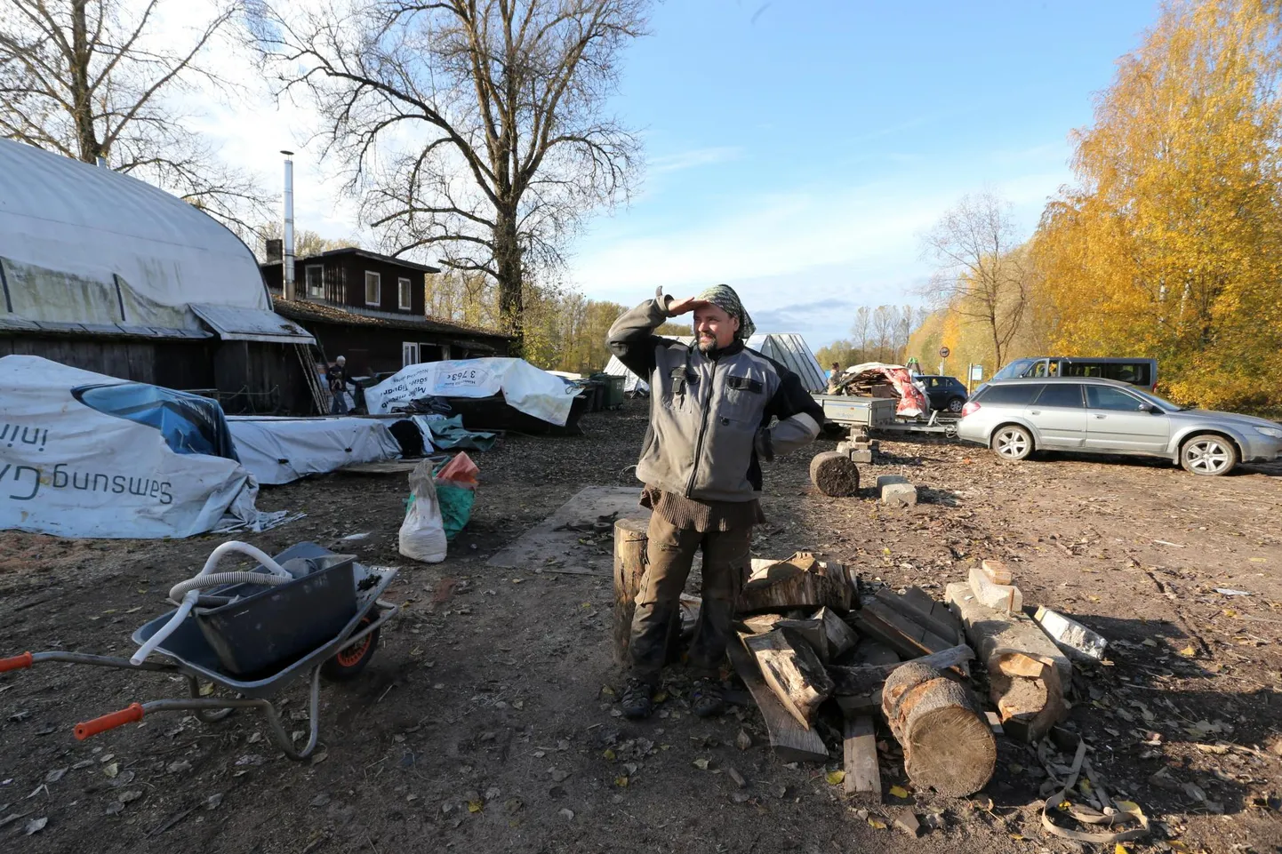 Lodjakojas ajutistes hoonetes tegutseva MTÜ Emajőe Lodjaselts juht Priit Jagomägi ütles eile, et selts teeb ettevalmistusi lodjakoja uue kompleksi ehitamiseks, väärtuslikum vara on lammutamisele minevatest hoonetest juba ära kolitud. Jagomäe selja taha tuleb uus vetelpäästehoone.