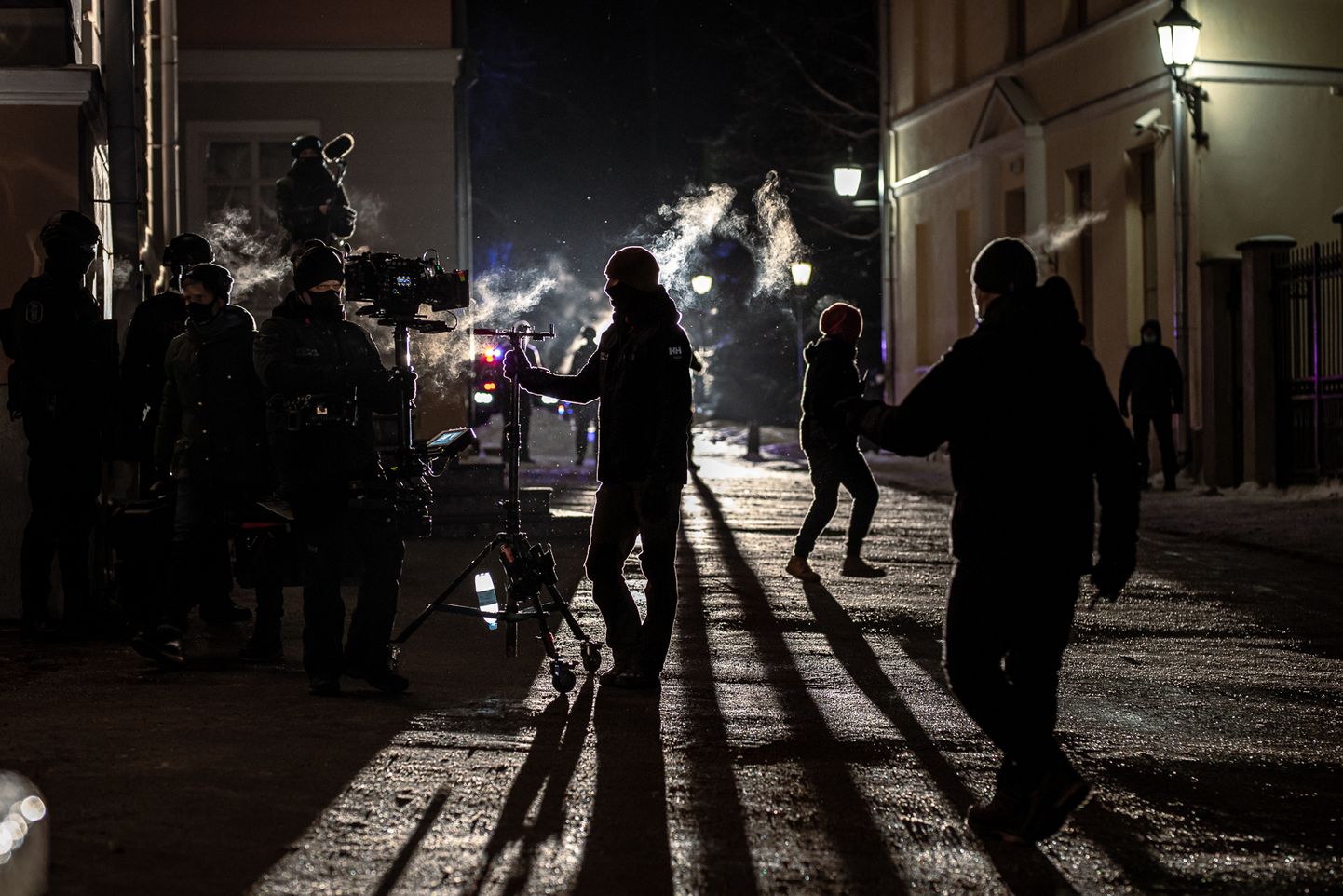 Soome põnevusfilmi «Omerta 6/12» võtted Tartu ülikooli peahoone juures 2021. aasta novembris.