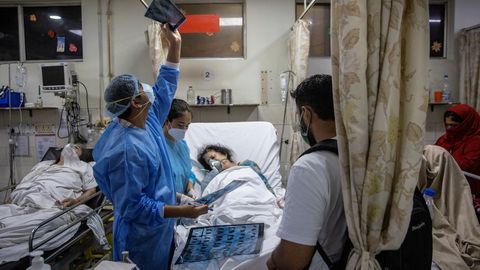 26-летний врач из Индии вынужден решать, кто будет жить, а кто умрет