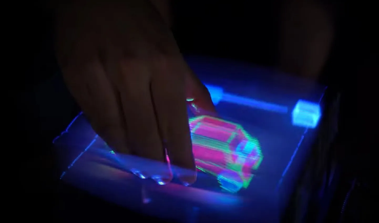 Otsekui läbipaistvasse kuupi ilmunud autokujutist saab nihutada, pöörata ja liigutada sõrmedega. Kas tuleviku 3D puuteekraanid on sellised?