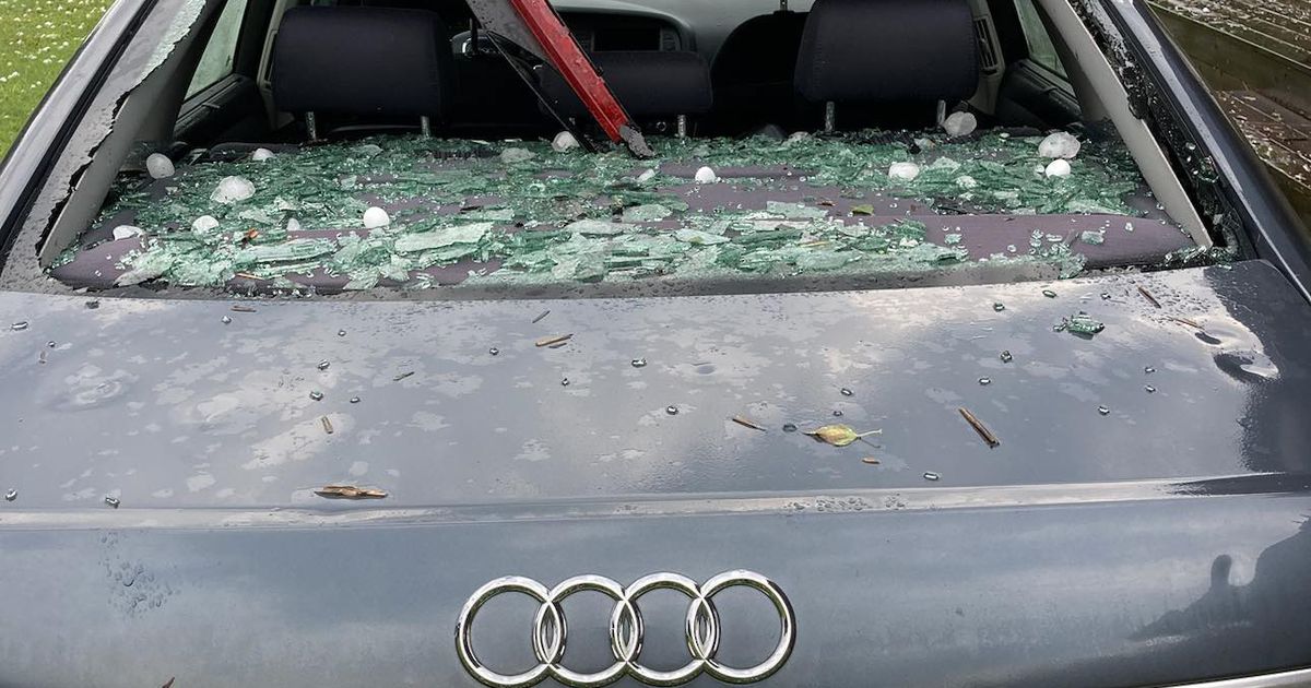 ФОТО На полуострове Сырве град размером с яйцо изрешетил автомобили