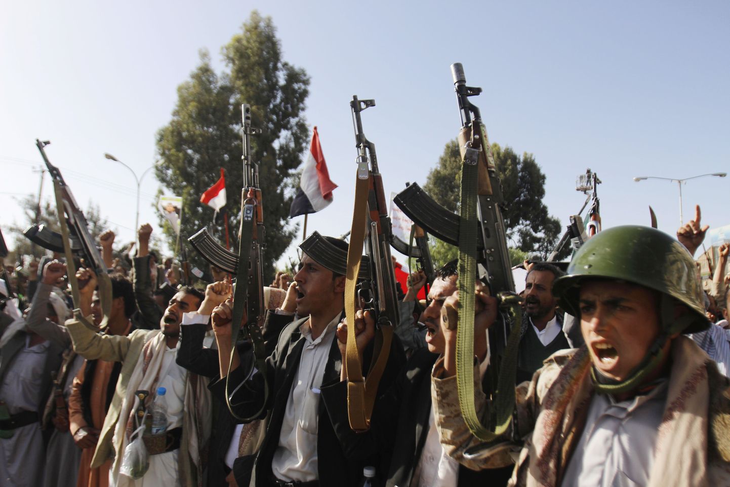 Šiiitidest Huthi mässulised Jeemeni pealinnas Sanaas meeleavaldusel protestimas Saudi Araabia juhitava koalitsiooni õhulöökide vastu.