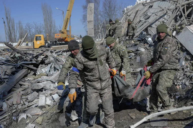 19. märtsil Mõkolaivis kandisd sõjaväelased pärast Venemaa rünnakuid rusude alt surnukehi välja. Lõuna-Ukrainas Mõkolajivi linnas korraldati laupäeval järjestikku mitu õhurünnakut, ütles üks kohalik ametnik.
Kohaliku administratsiooni juht Vitali Kim sõnas, et õhurünnakute ajal polnud aega isegi häiret anda. «Selleks ajaks, kui jõuame teatada keeristormist, on see juba kohal.»