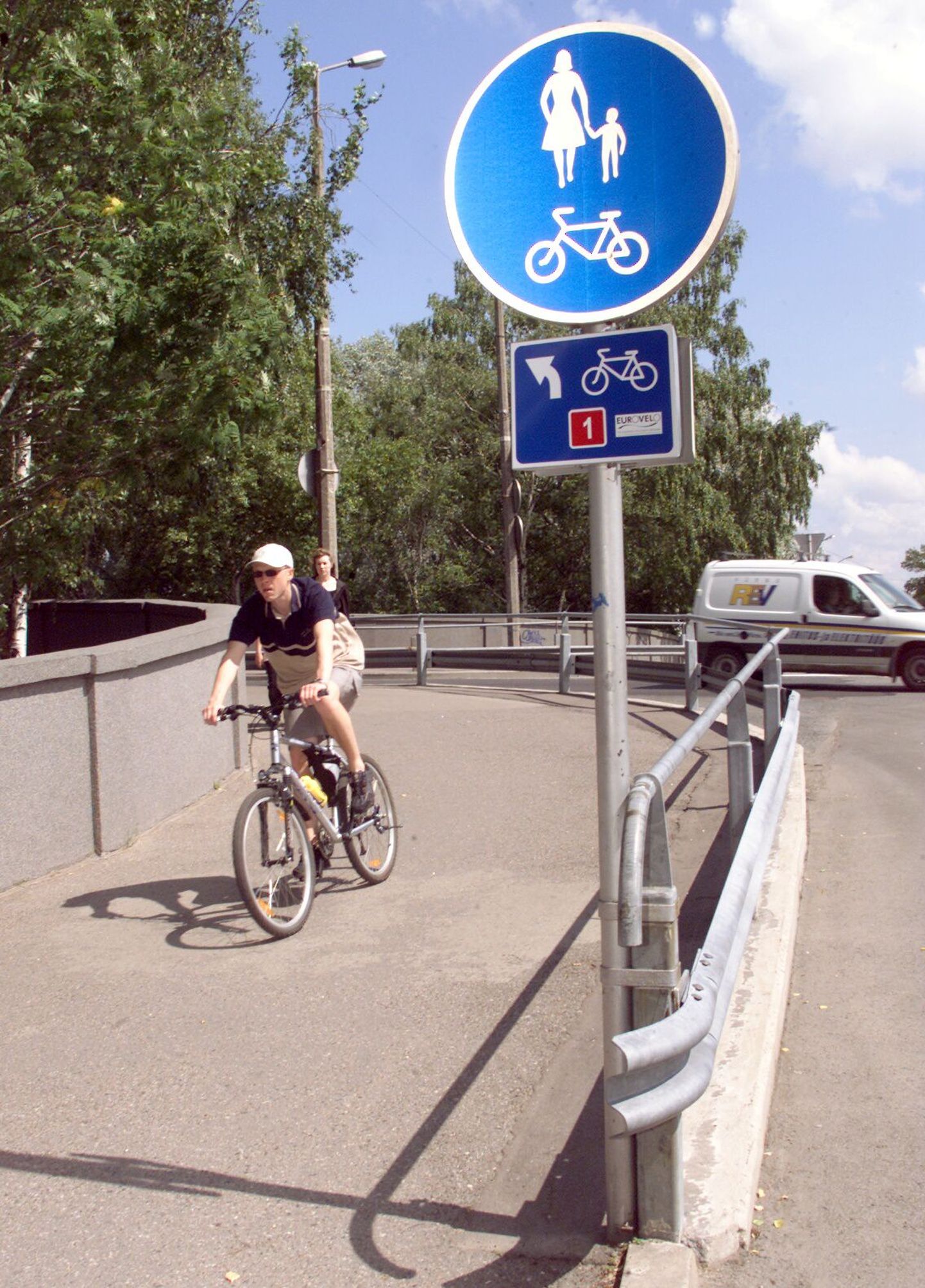 Pärnu Keklinna sillal tohib jalgrattaga sõita vaid ühel kõnniteel. Arhiivifoto.