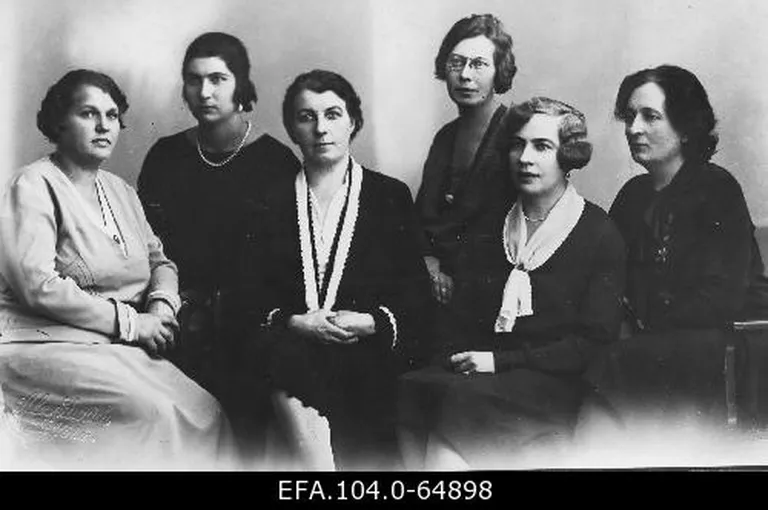 Naiskodukaitse Tallinna ringkonna juhatus, vasakult: E. Julla - abiesinaine, M. Lohuaru - laekur, A. Tõrvand-Tellmann - esinaine, B. Suits, J. Otsing - sekretär, R. Reite