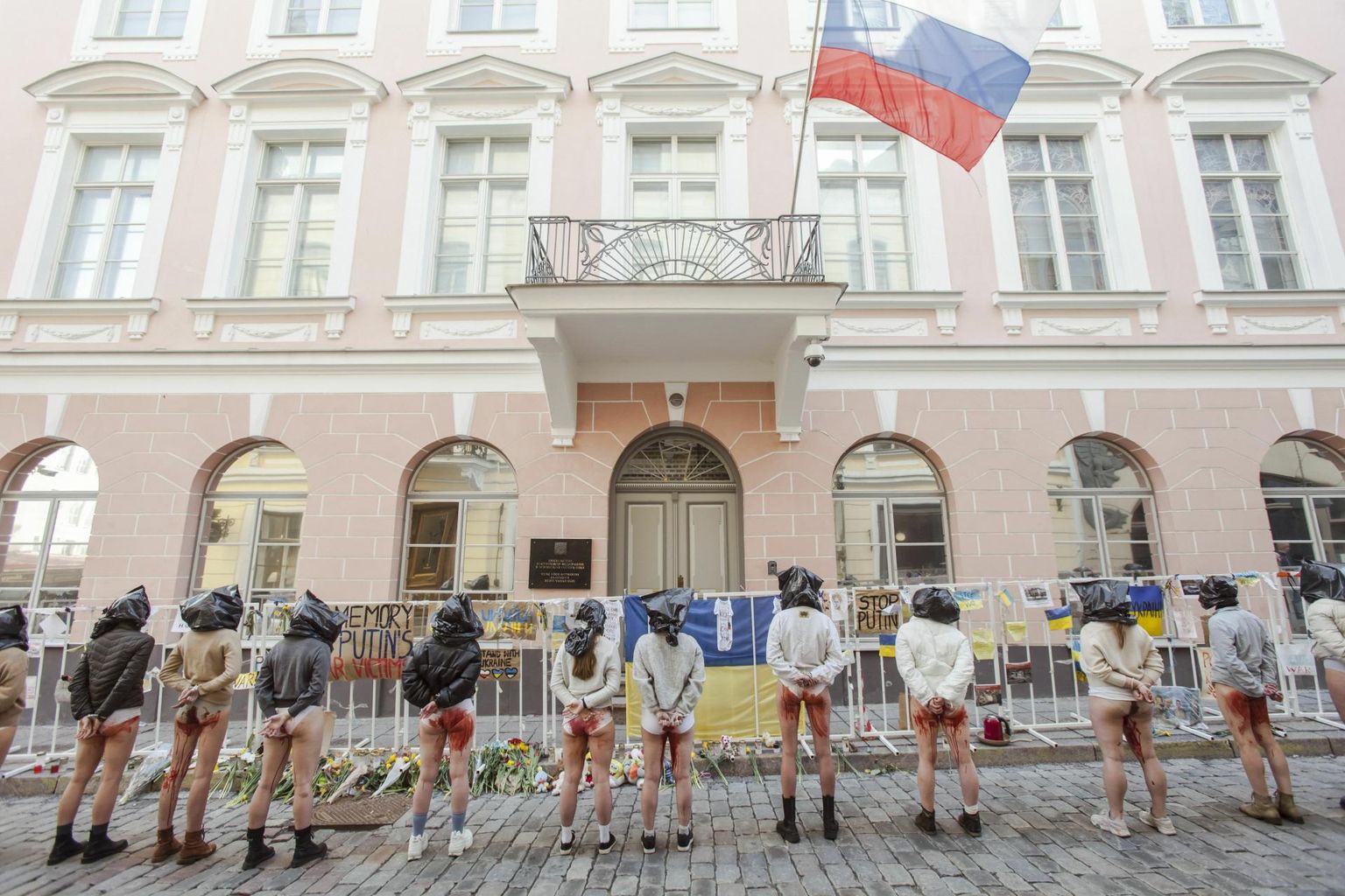 Антивоенная акция возле посольства России в Таллинне, обращающая внимание на массовые изнасилования украинских женщин на оккупированных территориях Украины.