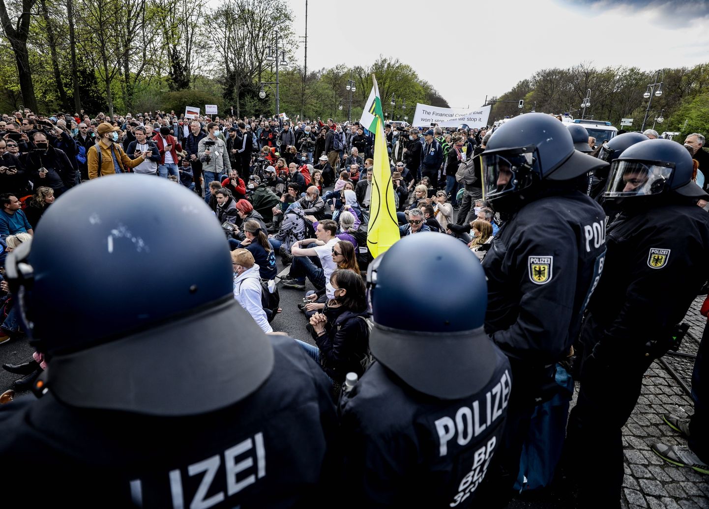Saksa märulipolitsei meeleavaldusel Berliinis 21. aprill 2021.