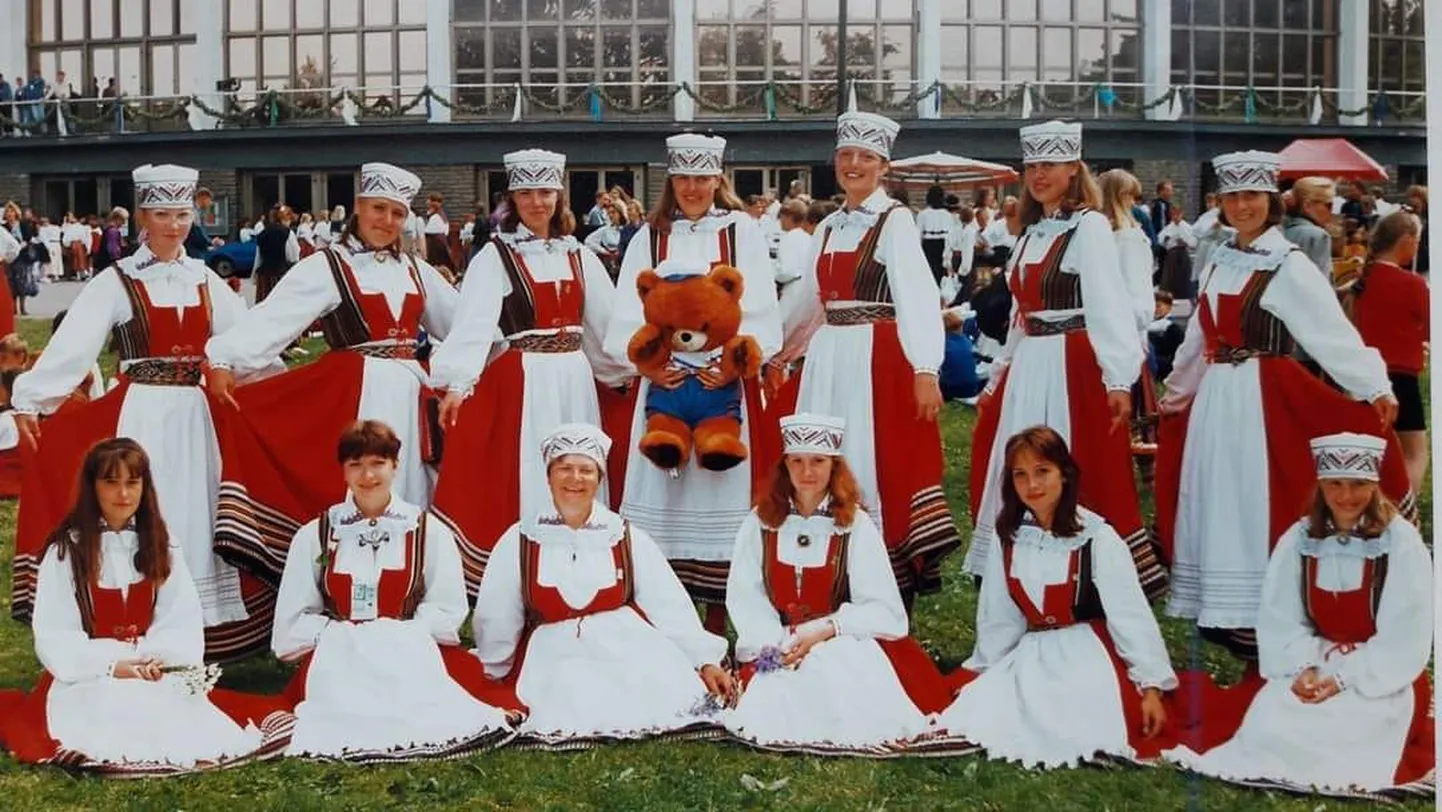 Kuressaare koolinoorte maja neidude rühm 1993