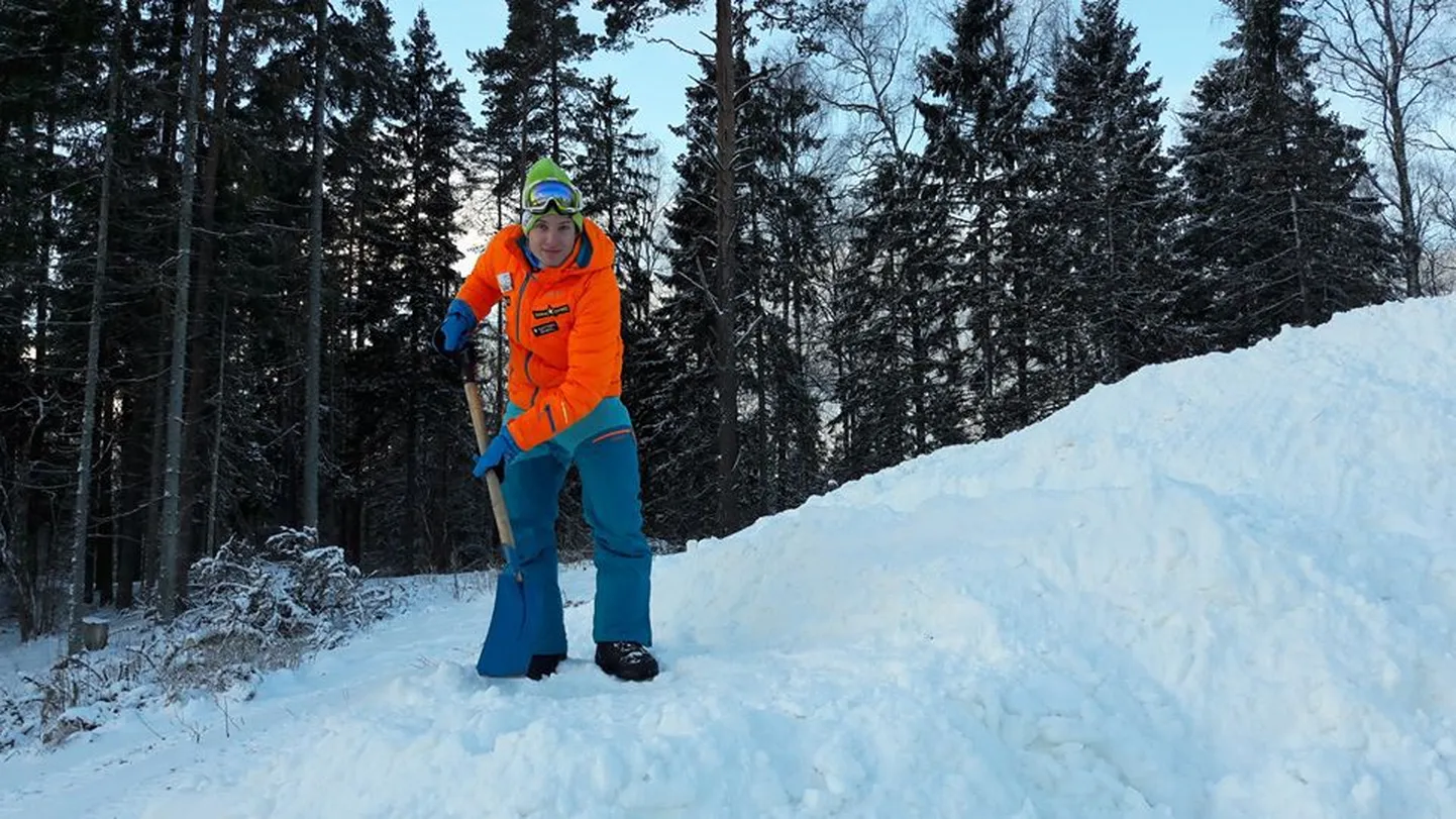 Ivar Kruusenberg lumelauakrossi rada ehitamas.