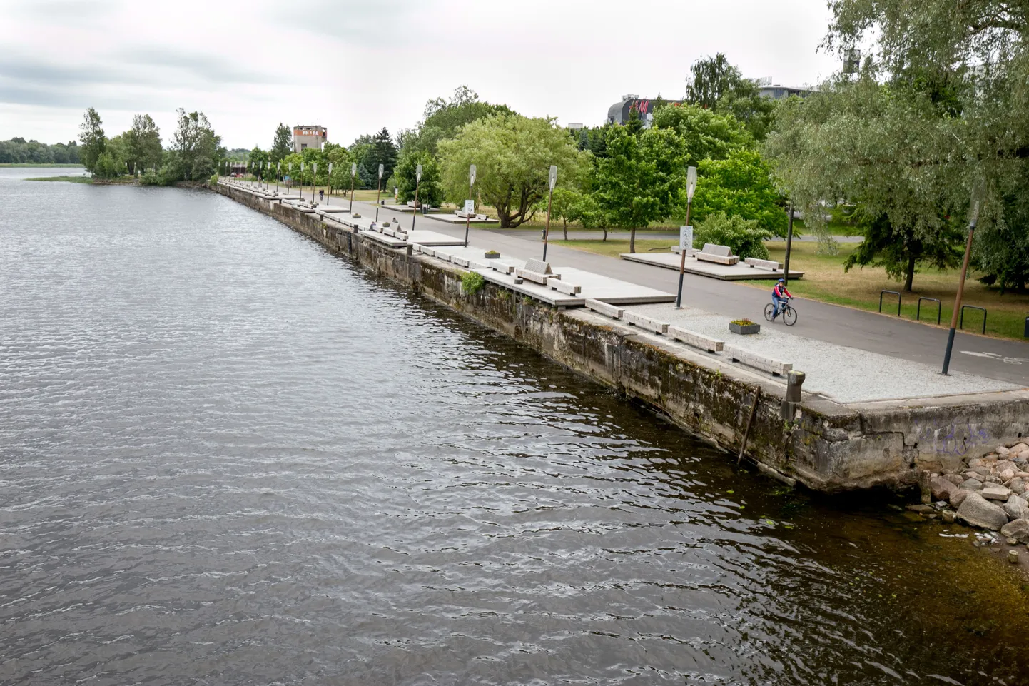 Kannatanu ema sõnutsi rünnati tema poega arvatavasti Pärnu Keskuse lähedal jõe ääres asuvate garaažide juures. "Mu poeg jalutas koos ühe tütarlapsega kesklinna silla poolt mööda jõe äärt Pärnu Keskuse poole," sõnas ta.
