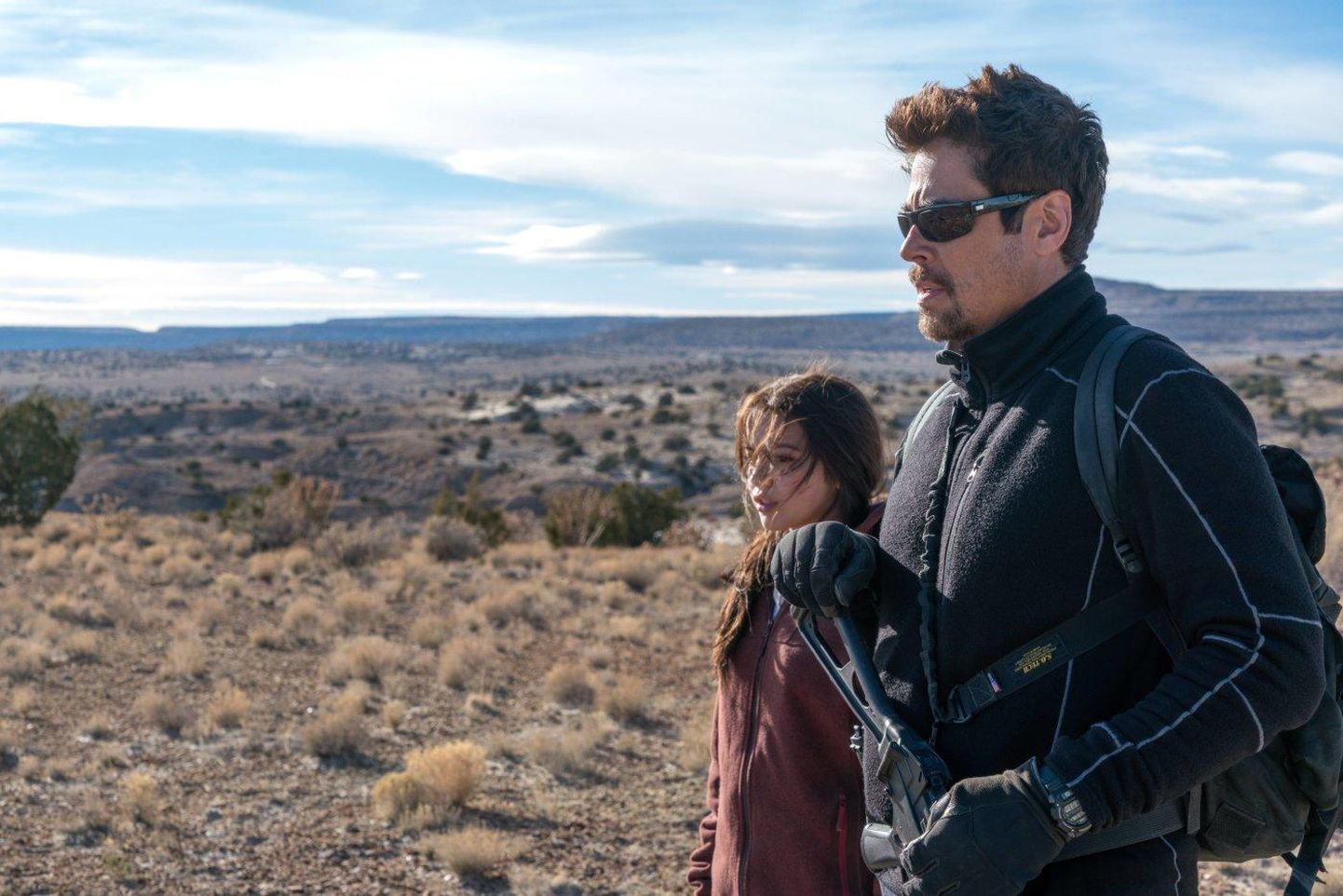 Isabela Moner ja Benicio Del Toro kõrbes. Stefano Sollima film «Sicario: Soldado päev». FOTO: Outnow
