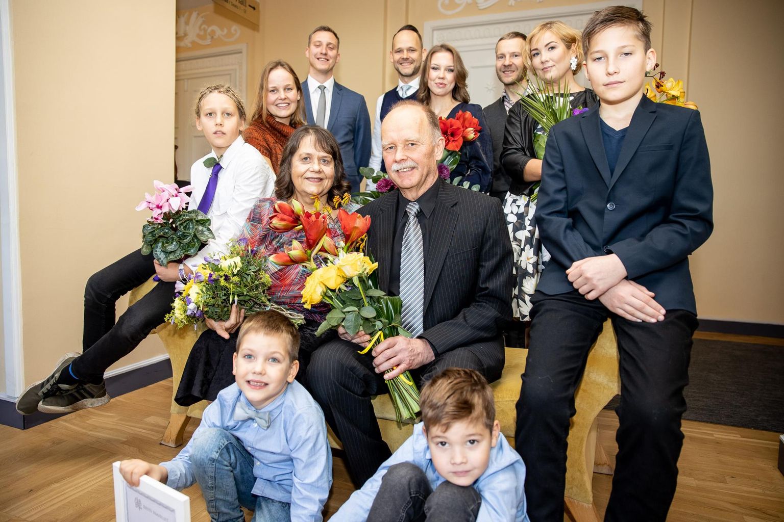 Pea viiskümmend aastat abielus olnud Edvin ja Aime Lips laste ja lastelastega rahvusooperis Estonia peale aasta isa tiitli kättesaamist.