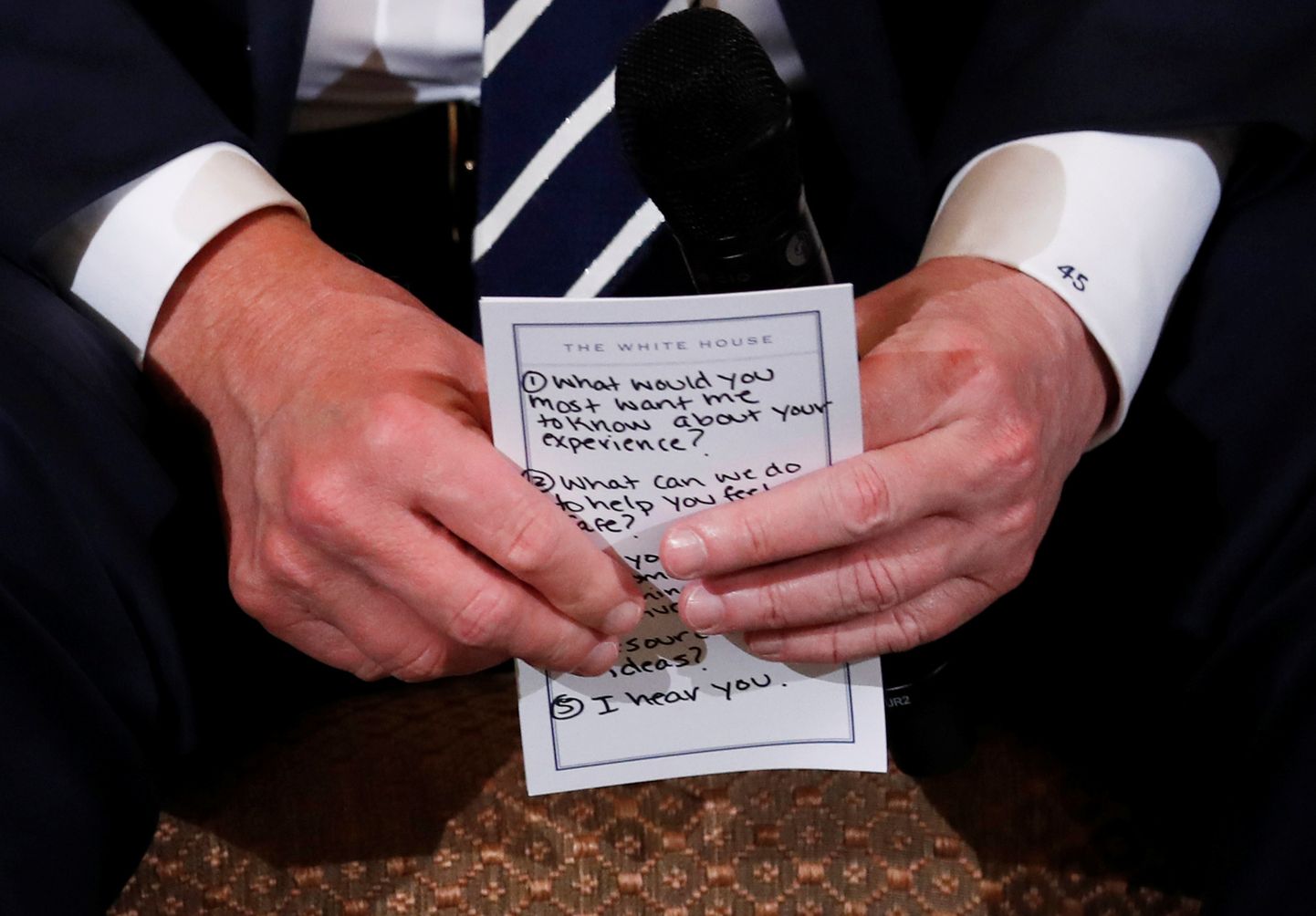 Donald Trump hoidmas märkmeid, vasakul varrukal on näha numbrit 45