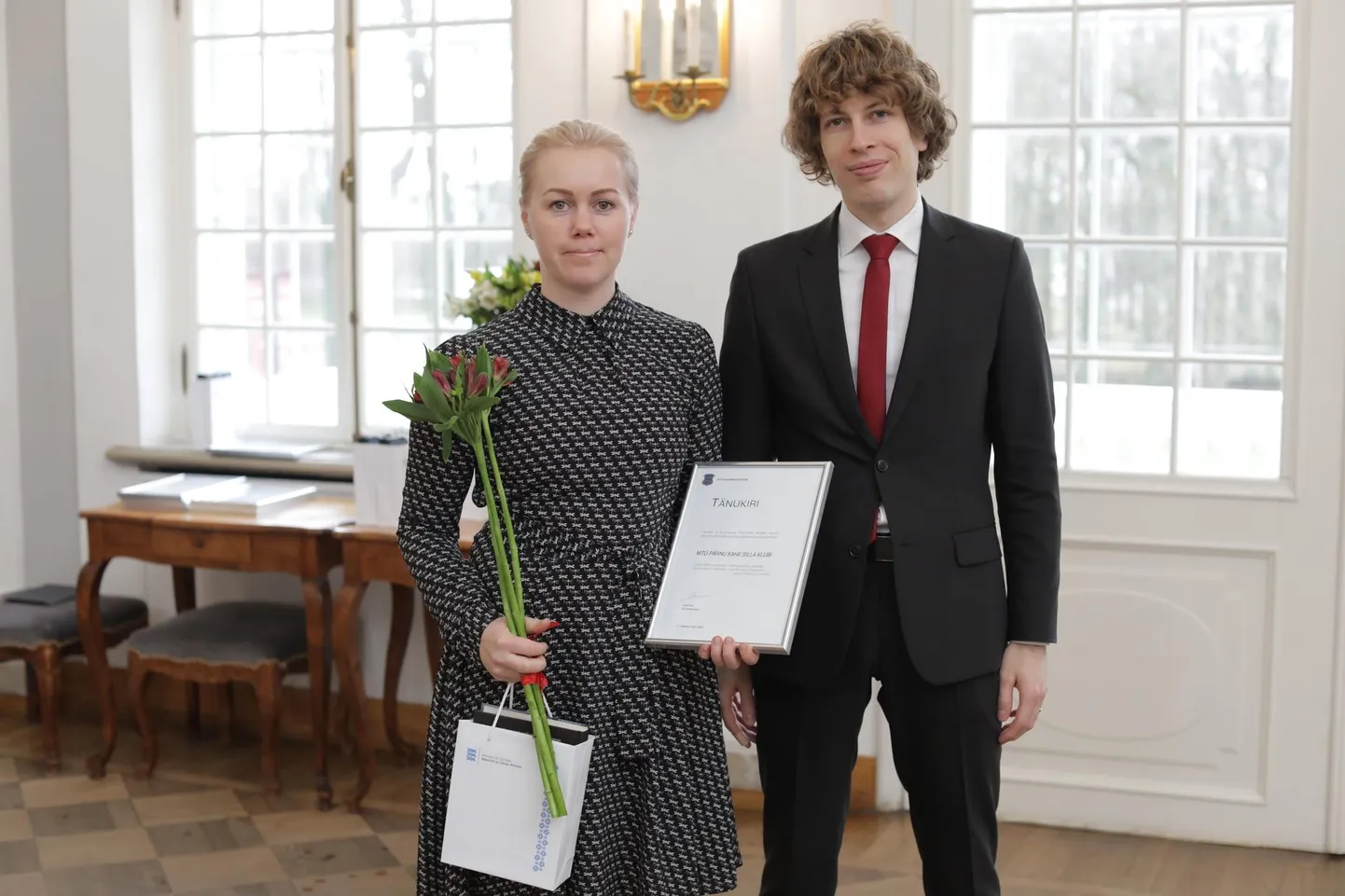 Sotsiaalministrilt võttis tunnustuse vastu Kahe Silla klubi juhatuse liige Riina Altpere, kelle sõnutsi annab see indu edaspidiseks.