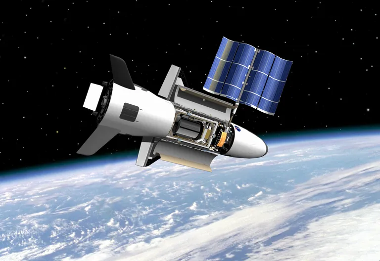 NASA kunstniku joonistus X-37B kosmoselennukist orbiidil