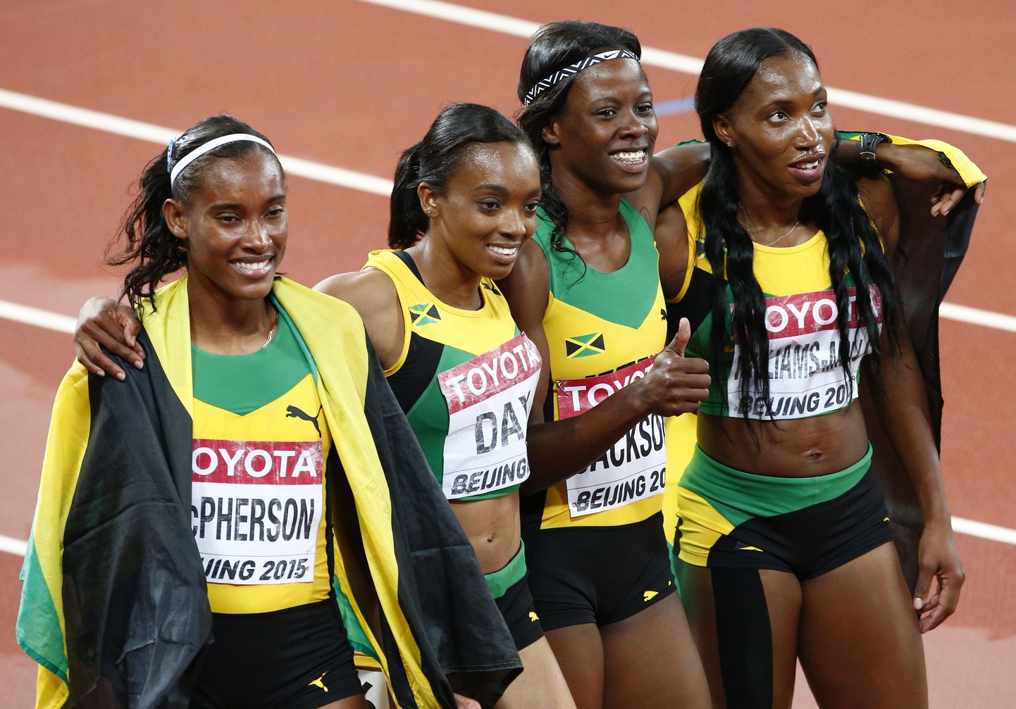 Jamaica 4x400 meetri jooksu võidukas teatenelik Stephenie Ann McPherson (vasakult), Christine Day, Shericka Jackson ja Novlene Williams-Mills.