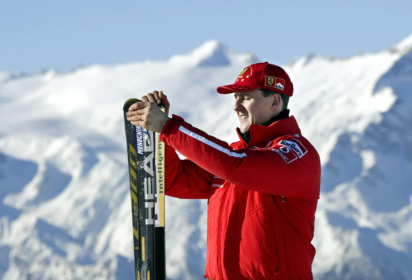 Michael Schumacher 2003. aastal poseerimas mäesuuskadega.