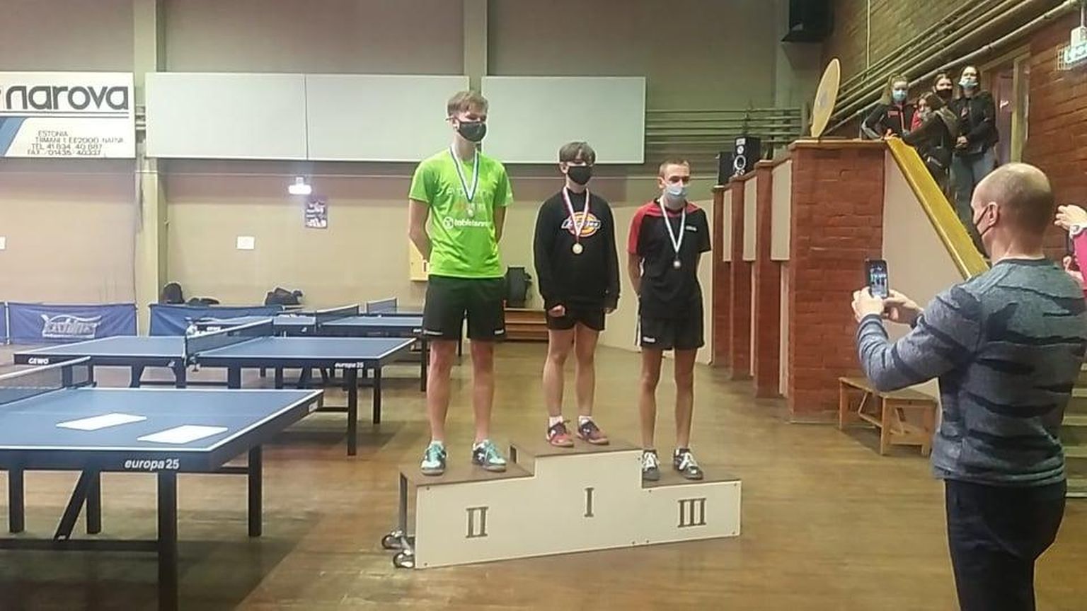 Pärnu noormees Madis Moos (vasakul) kerkis autasustamisel kõige kõrgemale, paraku tuli seista poodiumi teisel astmel.