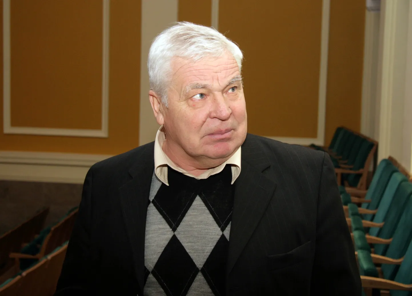 Долгое время руководившему Кивиылиским горсобранием и входящему сейчас в оппозицию предпринимателю Эльдуру Лайнъярву предложили место в комиссии по культуре и спорту, однако Лайнъярв от него отказался.