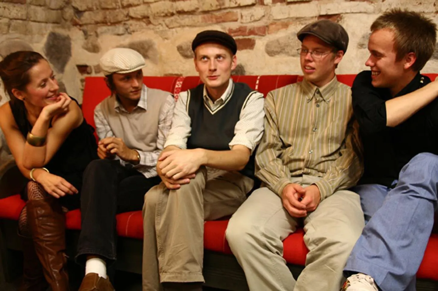 Ansambel "PAABEL". Tõnu Tubli (löökpillid), Sandra Sillamaa (torupill, viled, sopransaksofon), Erko Niit (elektrikitarr, laul), Arno Tamm (laul, kitarr), Tanel Kadalipp (kontrabass, laul).