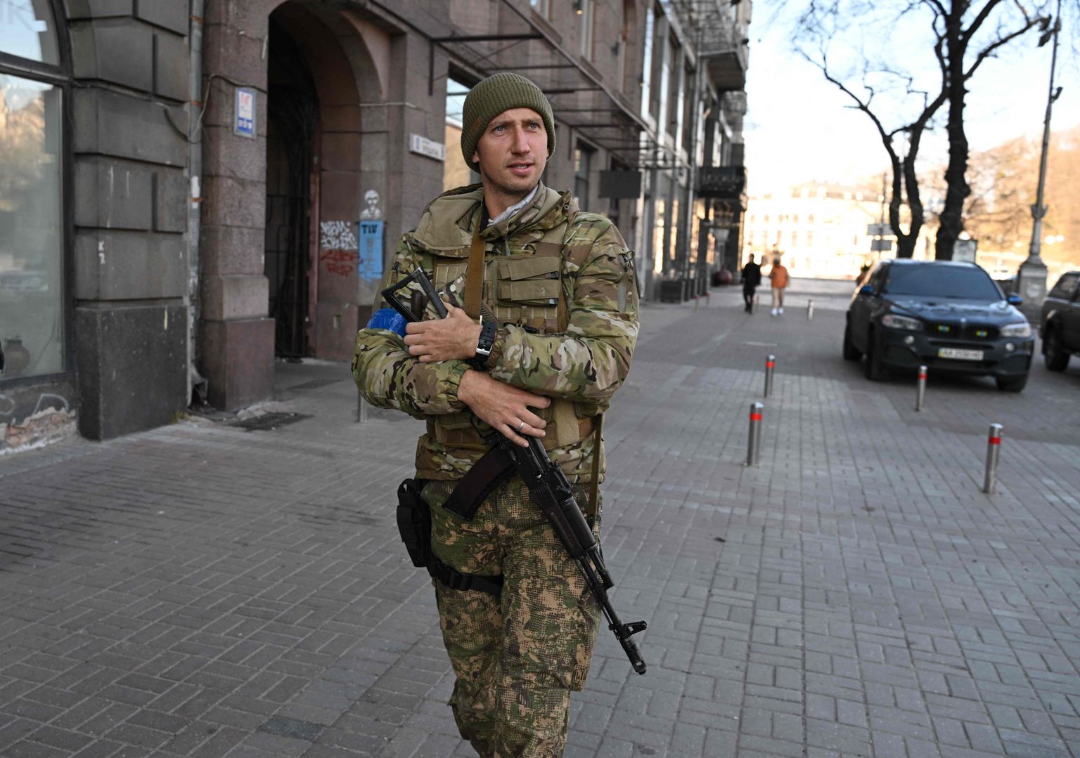 Endine Ukraina esitennisist Serhi Stahhovski on haaranud Kalašnikovi automaadi ja patrullib Kiievi tänavatel.