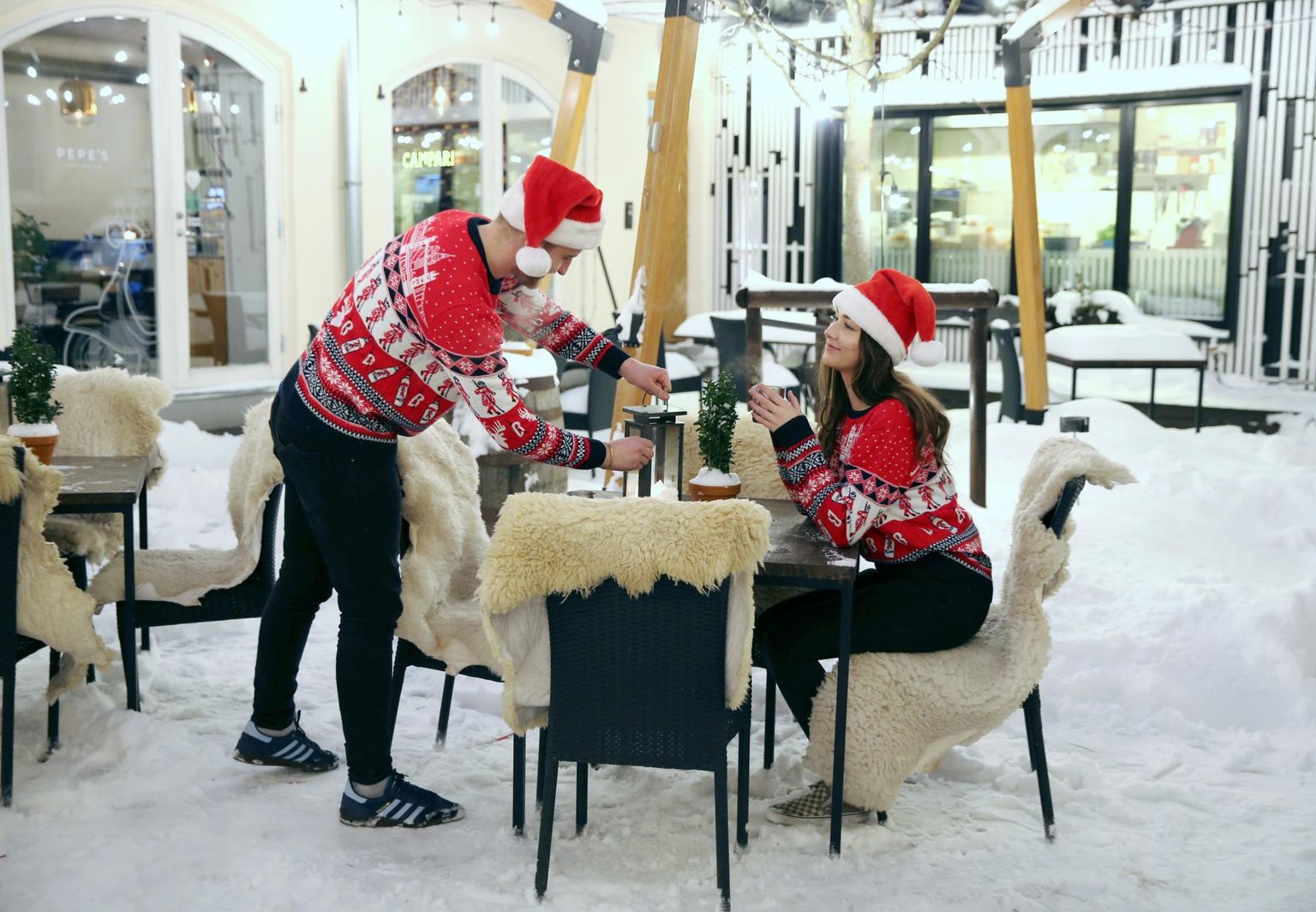 Ülikooli tänava restoranis Pepe’s avati pühapäeval jõuluaed, kus ootavad lõke, ehitud jõulupuu, soojalambid ja pehmed toolid. Päkapikkudeks on kehastunud töötaja Stina Kaldma ja tegevjuht Martin Sőgel.