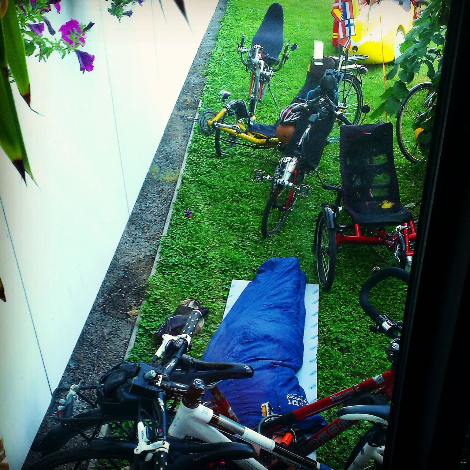 Õnnetu rattur pidi magama hotelli ees murul magamiskotis.