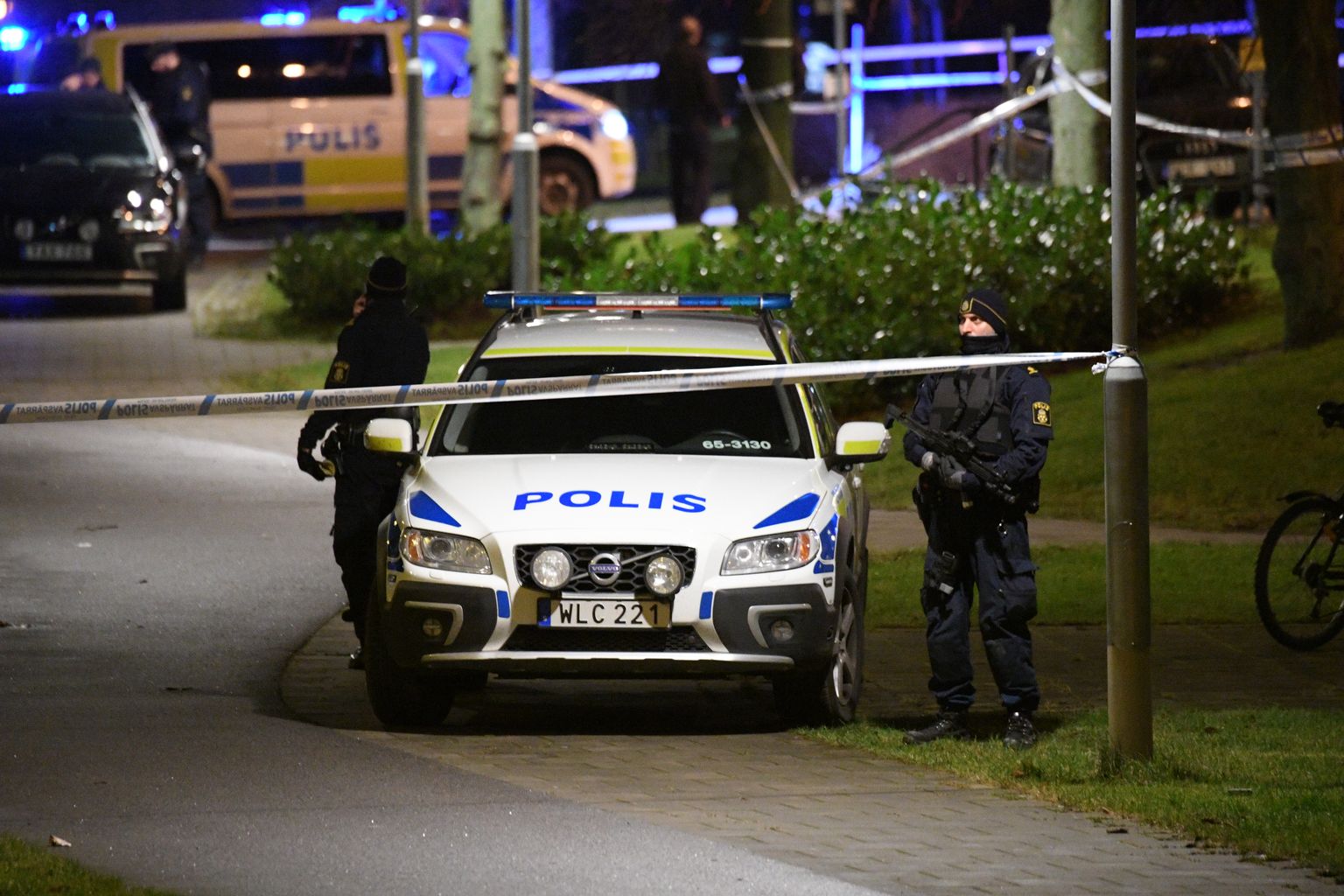 Maskides noortekambad hävitasid mitmes Rootsi linnas kokku ligi 80 autot.