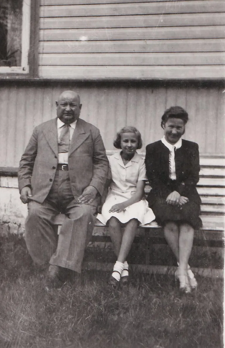 Aino Pervik with her parents.