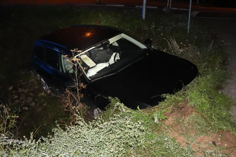 Üle ringiristmiku sõitnud auto teekond lõppes sügavas kraavis.