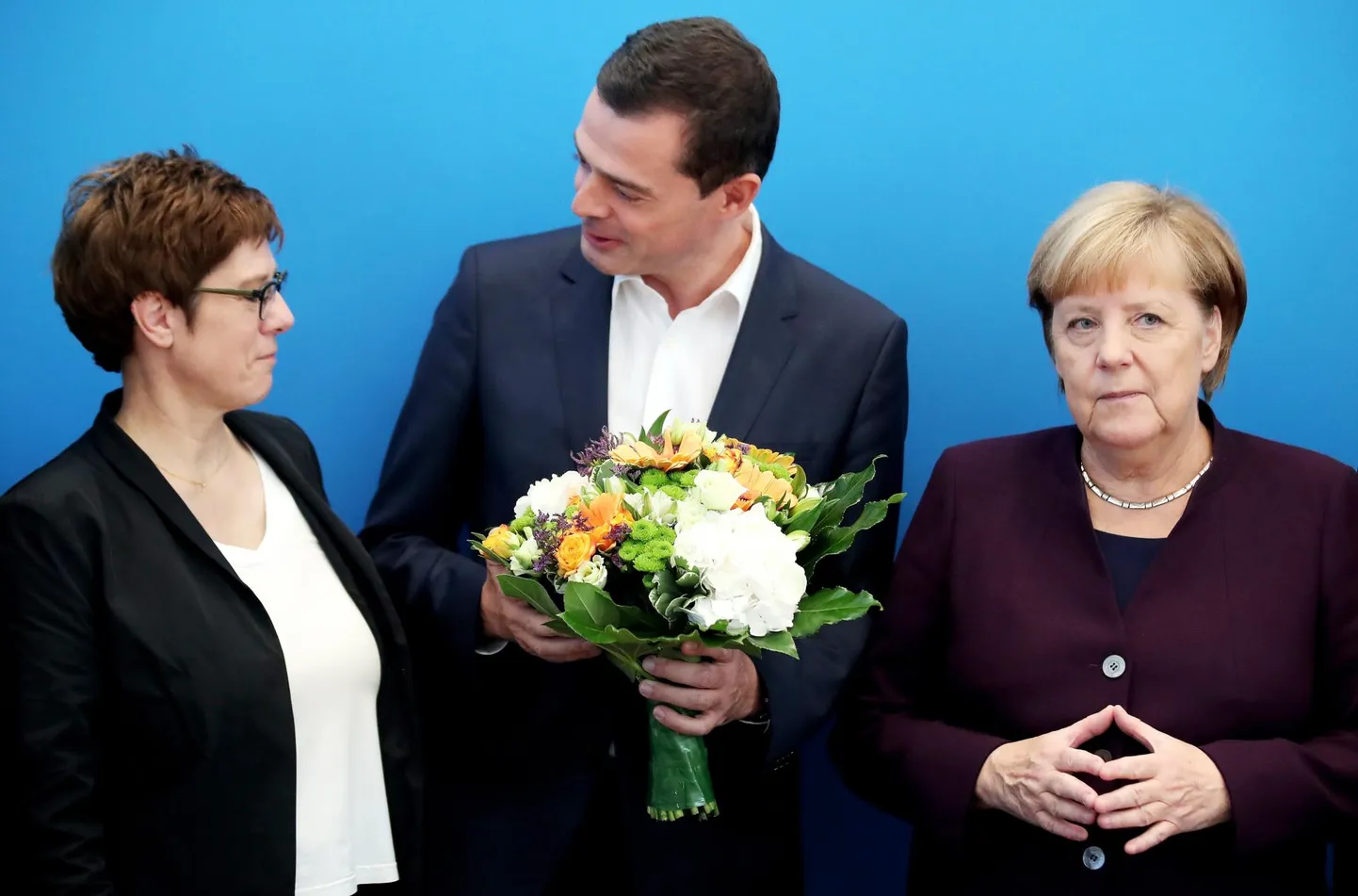 Kuigi Saksa konservatiivide juht Annegret Kramp-Karrenbauer (vasakul) ja liidukantsler Angela Merkel (paremal) ulatasid Tüüringi maapäeva valimiste järel sealsele esikandidaadile Mike Mohringile lillekimbu, polnud neil põhjust valimistulemuste üle rõõmustada.