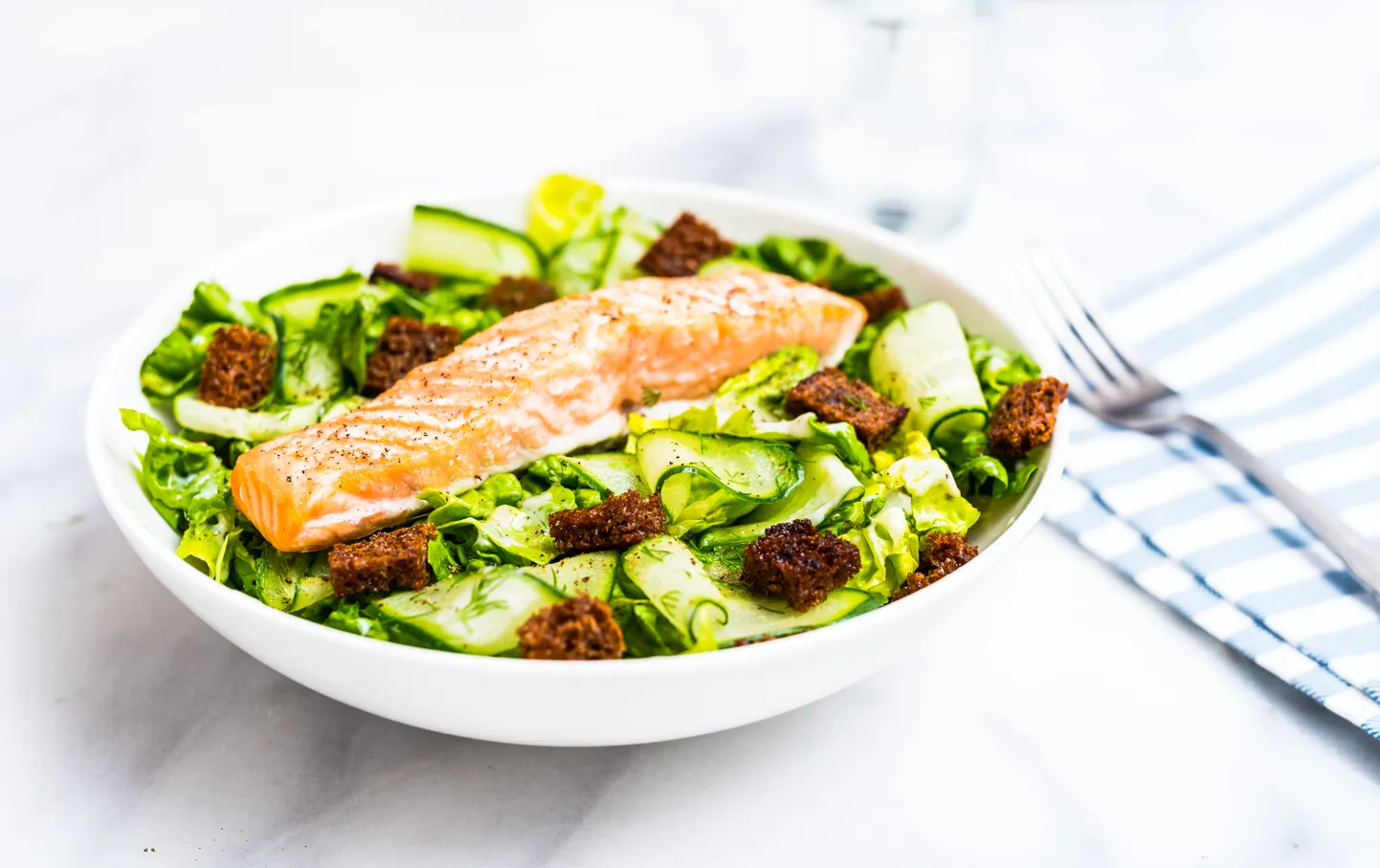 Caesari salat lõhega.