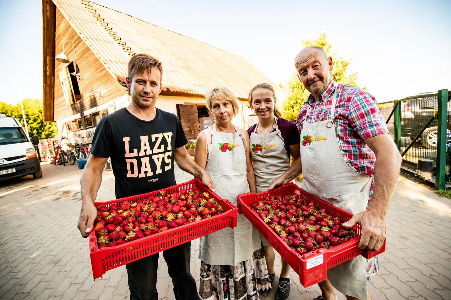 Harjumaal asuva Raja talu maasikakasvatajad Lõive Tärn ja Gunnar Tärn tütre ning pojaga. Pika kogemusega Gunnar Tärni sõnul oli väga raske maasikahooaeg, aga nad suutsid kõik marjad ära korjata ja ka realiseerida.