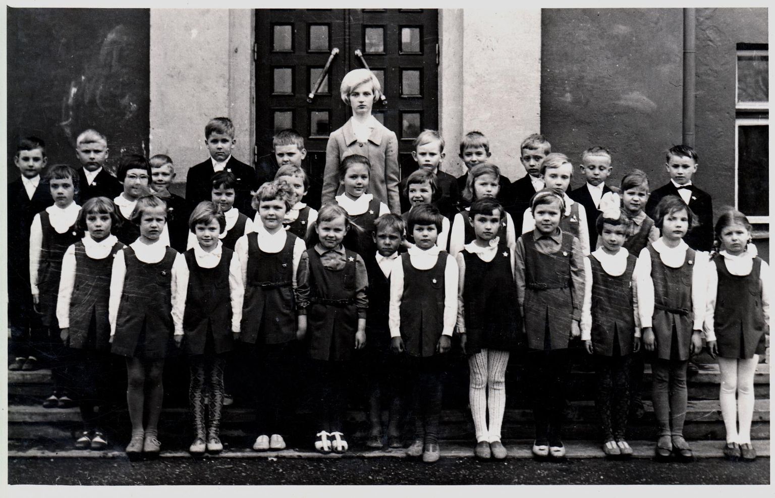 Tartu 7. Keskkooli 1.c klass 1968. aastal. Kersti Kohtla esimeses reas paremalt kolmas. Eve Labi teises reas vasakult teine. Keskel klassijuhataja Lily Raud.